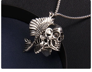 Détail d'un pendentif gothique en forme de squelette de poisson et crâne en acier inoxydable