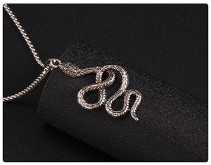 Vue macro détaillée du pendentif serpent argenté avec texture d'écailles et chaîne punk