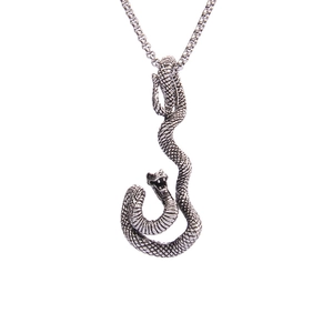 Collier serpent gothique argenté avec écailles détaillées sur une chaîne maille vénitienne
