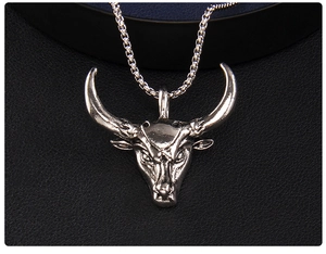 Gros plan du collier avec pendentif tête de taureau argenté aux détails réalistes