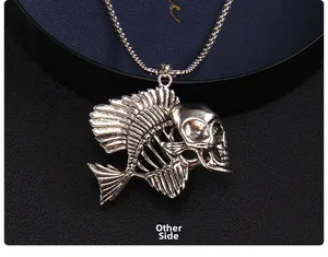 Vue détaillée du dos d'un pendentif squelette de poisson gothique en acier inoxydable
