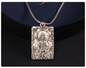 Dettaglio macro del ciondolo a rilievo Guan Yin in acciaio inossidabile con incisione