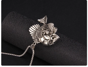 Détail du pendentif poisson squelette en acier inoxydable gothique avec chaîne box