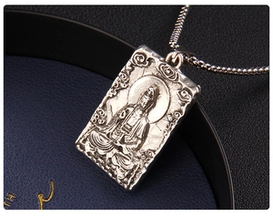 Macro del ciondolo in rilievo Guanyin d'argento con dettagli intricati di motivi a nuvola