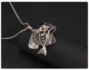 Vue détaillée du pendentif poisson squelette punk avec texture gothique