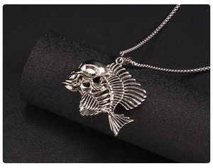 Vue détaillée du pendentif arête de poisson style punk avec finition argentée vieillie