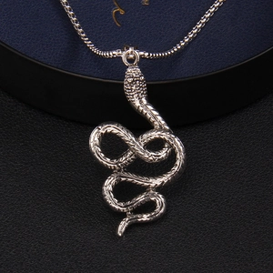 Collier avec pendentif serpent argenté et texture d'écailles de style punk hip-hop