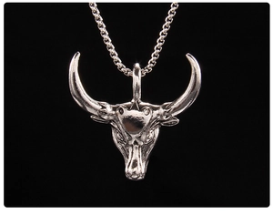 Gros plan sur pendentif tête de taureau punk avec chaîne box en acier inoxydable mat