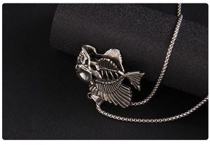 Détail macro du pendentif squelette de poisson en argent antique aux textures métalliques