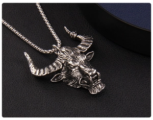 Gros plan d'un pendentif tête de taureau vintage avec détails sur chaîne box