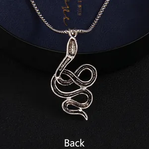 Collier pendentif serpent punk hip hop argenté avec vue arrière sur chaîne à mailles serpent