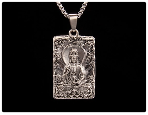 Dettaglio del rilievo di Guanyin Bodhisattva su ciondolo in acciaio inossidabile