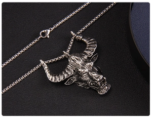 Gros plan du pendentif tête de taureau vintage avec cornes détaillées et fini argenté