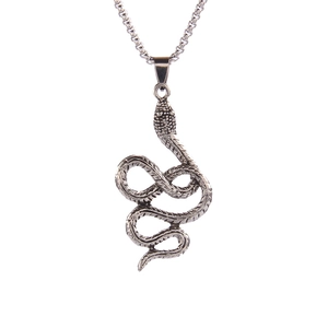 Collier pendentif serpent punk gothique avec écailles détaillées et finition argentée