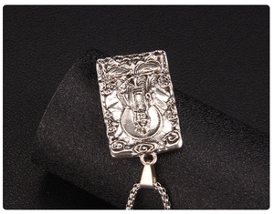 Dettaglio del rilievo Guanyin su ciondolo rettangolare in acciaio inox in stile vintage