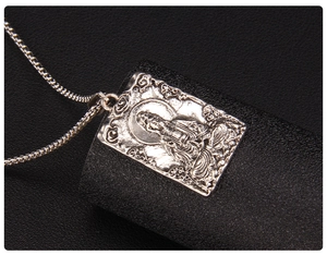 Rilievo dettagliato di Guanyin Buddha su un ciondolo rettangolare in acciaio inox argento