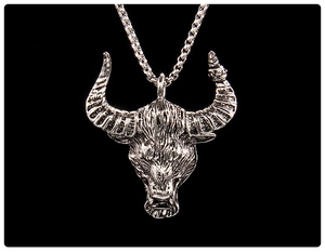 Détail macro du pendentif tête de taureau punk rétro avec texture argentée et chaîne