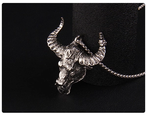 Vue détaillée du pendentif tête de taureau vintage avec texture rétro sur support noir