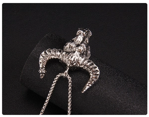 Gros plan d'un pendentif tête de bélier en argent vintage aux détails de cornes sculptés