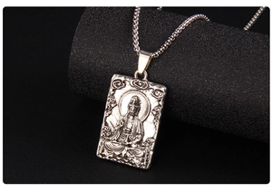 Rilievo dettagliato di Buddha Guanyin su un ciondolo rettangolare in acciaio da uomo
