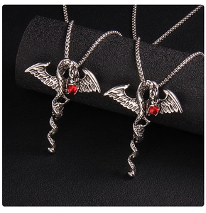 Détail du collier pendentif dragon en argent vintage serti d'une pierre de cristal rouge