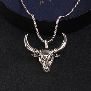 Collier avec pendentif crâne de taureau rétro et chaîne box argentée pour homme sur cuir noir