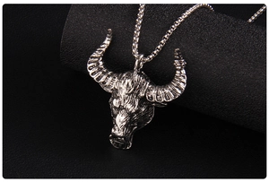 Gros plan du pendentif tête de taureau vintage avec détails de cornes sur collier perlé
