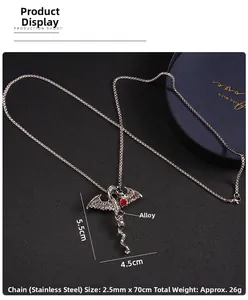 Vue détaillée du pendentif dragon argenté avec strass rouge sur cuir noir texturé