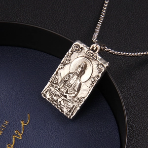 Pendente Guanyin vintage in rilievo in acciaio inossidabile argento con catena