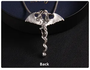 Détail du dos du pendentif dragon en argent montrant les écailles et la texture métal