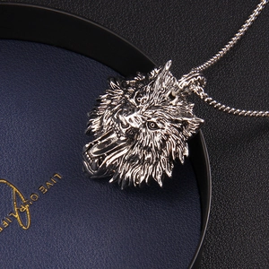 Retro stainless steel wolf head pendant necklace with vintage silver finish for men