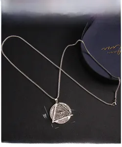 Detail des Freimaurer Evil Eye Anhängers mit eingraviertem Text und Politur