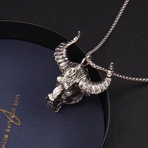 Collier avec pendentif tête de taureau vintage en argent antique et texture métallique