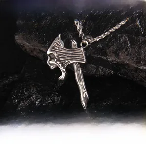 Détail macro du pendentif hache de crâne gothique en acier inoxydable poli vintage