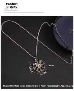 Détail du pendentif tête de loup slave avec nœuds celtiques sur chaîne en acier
