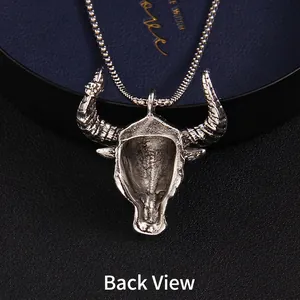 Vue arrière du collier avec pendentif crâne de taureau argenté au style vintage rétro