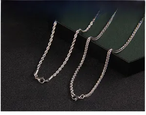 Détail de la texture des chaînes torsadées et serpentines avec fermoirs mousquetons