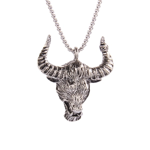 Collier avec pendentif tête de taureau vintage et finition oxydée sur chaîne box classique