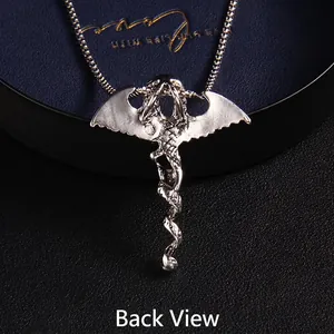 Vue arrière du pendentif dragon argenté avec texture détaillée sur une chaîne fine
