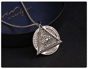 Makroaufnahme des Edelstahl-Evil-Eye-Anhängers mit 'Believe in Yourself' Gravur