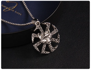 Vue macro du pendentif slave Kolovrat en argent avec relief détaillé de tête de loup