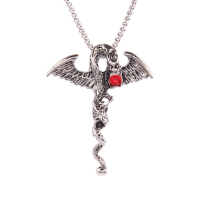 Collier dragon hip-hop avec cristal rouge et pendentif ailes déployées en argent