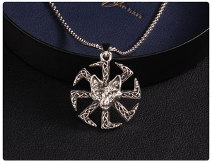 Vue macro du pendentif tête de loup Kolovrat en acier inoxydable avec motifs de tressage