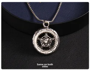Détail du collier roue argenté rétro montrant le même design des deux côtés de la pièce