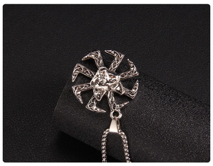 Gros plan du collier slave Kolovrat avec pendentif tête de loup en argent détaillé