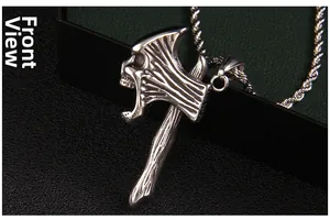 Détail du pendentif hache crâne en acier inoxydable rétro avec textures rustiques