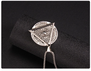 Makroaufnahme des silbernen Freemason Evil Eye Anhängers mit gravierten Texturen