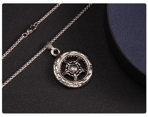 Détail du collier vintage avec pendentif chiffres romains sur fond de cuir noir élégant