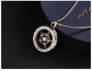 Détail du pendentif roue rétro avec chiffres romains sur fond de cuir noir premium