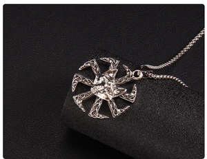 Détail du pendentif loup slave avec symbole solaire et chaîne à maillons carrés